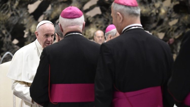 Der Papst im Gespräch mit Bischöfen bei der Generalaudienz