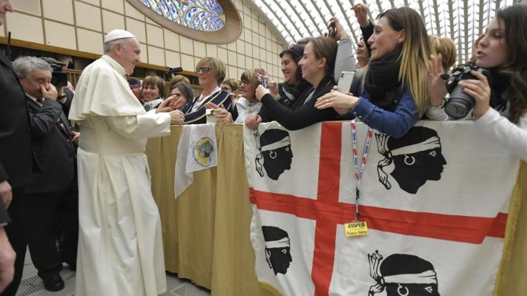 Papież z wolontariuszami z Sardynii