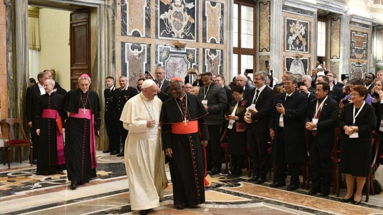 Ferenc pápa és Peter Turkson bíboros a drogokról és függőségekről szóló konferencia résztvevőivel