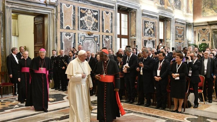Papa Franjo s kardinalom Turksonom i sudionicima međunarodne konferencije o drogama i ovisnosti; Vatikan 1. prosinca 2018.