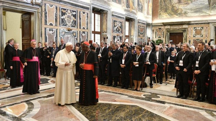 Popiežius ir konferencijos dalyviai