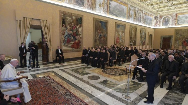 البابا خلال لقائه مع جماعة المعهد الدولي لليسوعيين في روما 