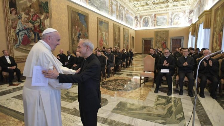 Audiencia del Papa a los miembros de la Comunidad del Colegio Internacional del Gesù de Roma