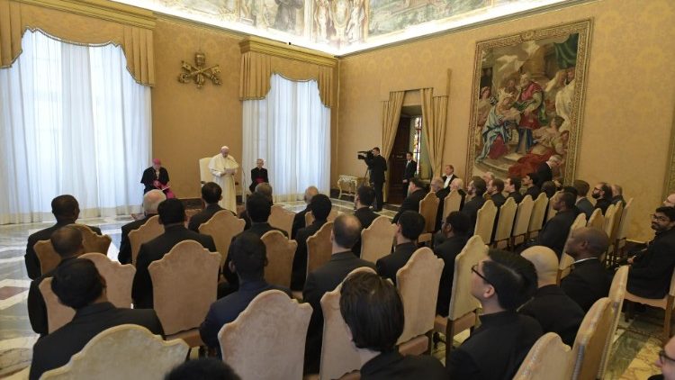 Папа Франциск на встрече со студентами и наставниками римской Международной коллегии Общества Иисусова
