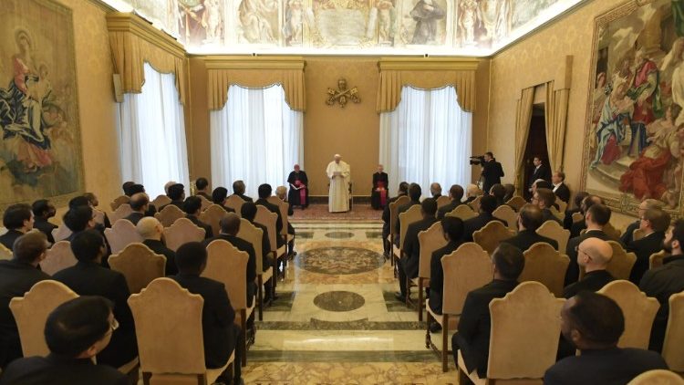Ferenc pápa fogadja a Gesù nemzetközi jezsuita kollégium diákjait