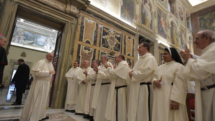Папата с  богопосветените от Ордена на Дева Мария на Милосърдието