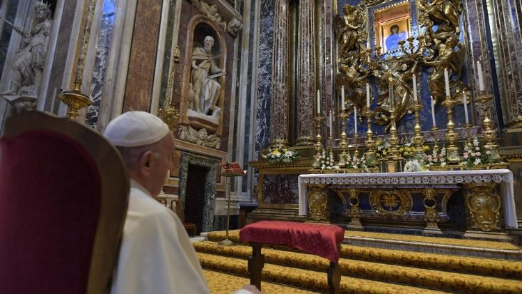 Papež je pred molitvijo na Španskem trgu obiskal baziliko Marije Velike in molil pred podobo Marije, rešiteljice rimskega ljudstva.