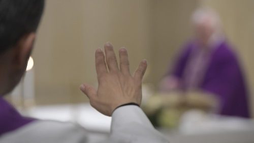 Papa a Santa Marta: difendiamo la fede dalla mondanità