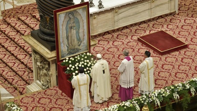 教宗在瓜達盧佩聖母像前祈禱
