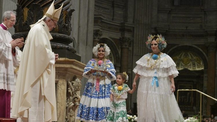 Le Pape accueillant des femmes en tenue traditionnelle lors de la procession des offrandes.