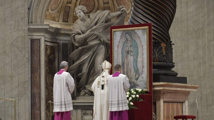 Papież przed obrazem Matki Bożej z Gaudalupe