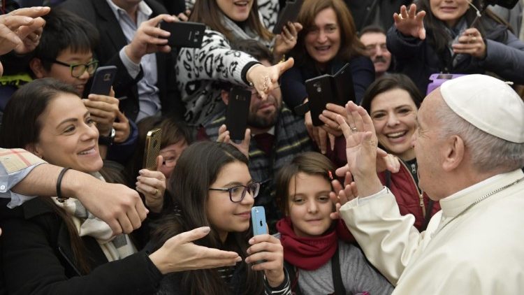 Le Pape saluant des participants à l'audience générale du 12 décembre 2018.