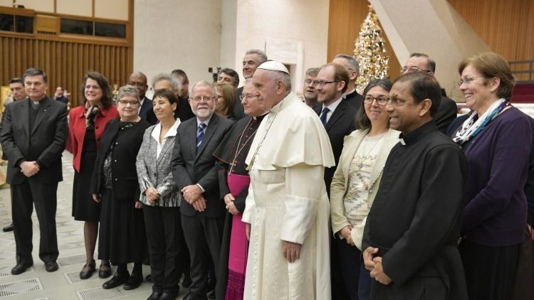 Papež Frančišek s skupino vernikov med splošno avdienco v dvorani Pavla VI.