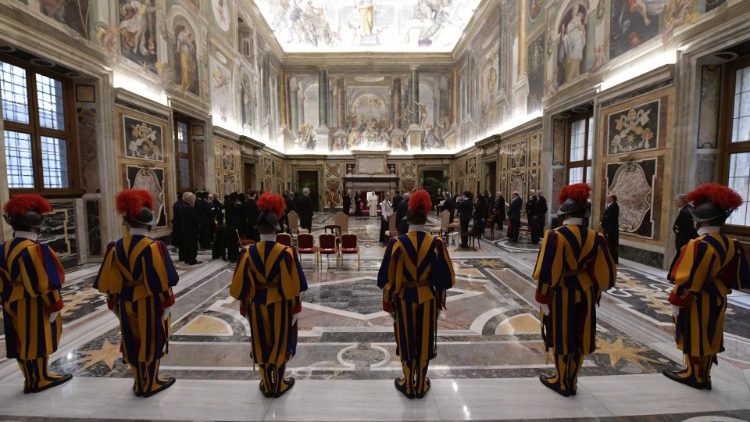 Papež Frančišek je dopoldne sprejel deset novih veleposlanikov, ki nimajo stalnega bivališča v Rimu.