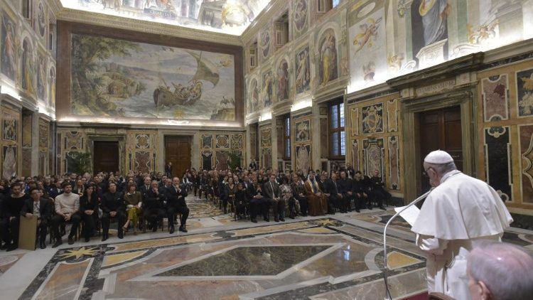 Papa Franjo i umjetnici sudionici Božićnoga koncerta u Vatikanu; 14. prosinca 2018.