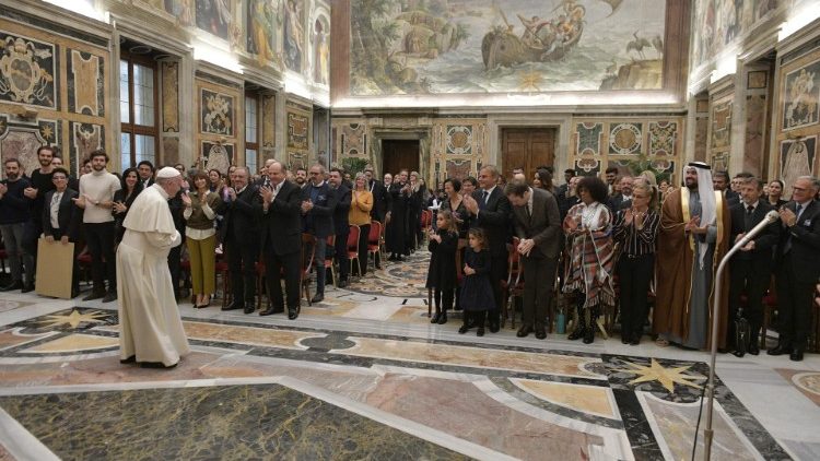 Le Pape rencontrant les organisateurs et artistes du concert de Noël, le 14 décembre 2018.