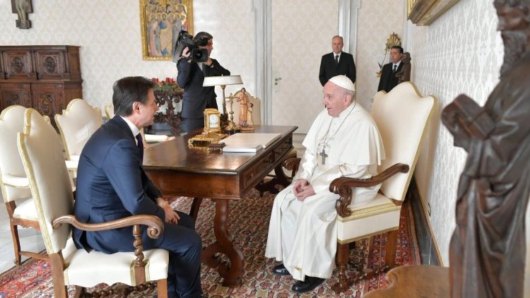 Giuseppe Conte olasz miniszterelnök és Ferenc pápa