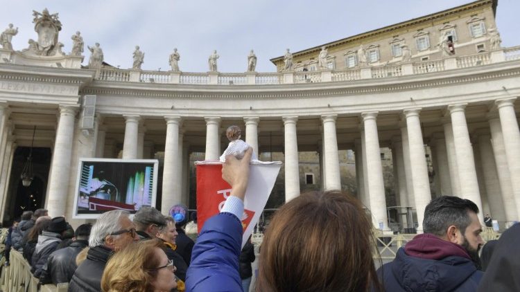 البابا يتلو صلاة التبشير الملائكي مع المؤمنين في ساحة القديس بطرس