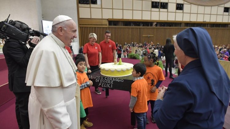 Le Pape François recevait les enfants du dispensaire Sainte-Marthe et leurs familles, le 16 décembre 2018. 