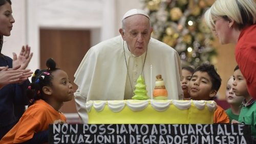 Papa al Dispensario S. Marta: abbassarsi a baciare un bimbo rivela la realtà della vita