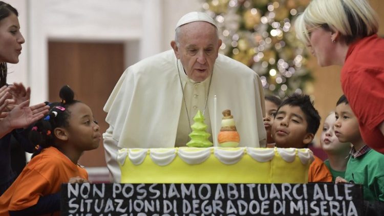 Papież nad urodzinowym tortem