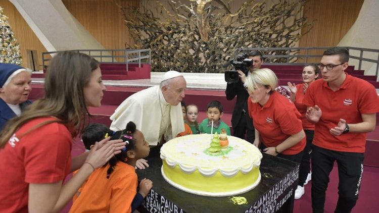 Le Pape François souffle ses bougies avec les enfants du dispensaire de Sainte-Marthe, un jour avant son anniversaire, le 16 décembre 2018. 