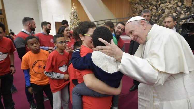 El Papa Francisco se reune con los niños y familias del Dispensario Pediátrico Santa Marta de Roma.