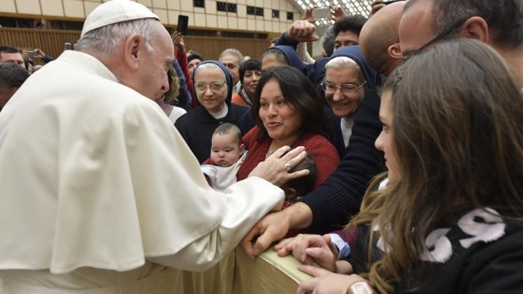 Il Papa con una madre e i figli assistiti dal Dispensario e le Figlie della Carità