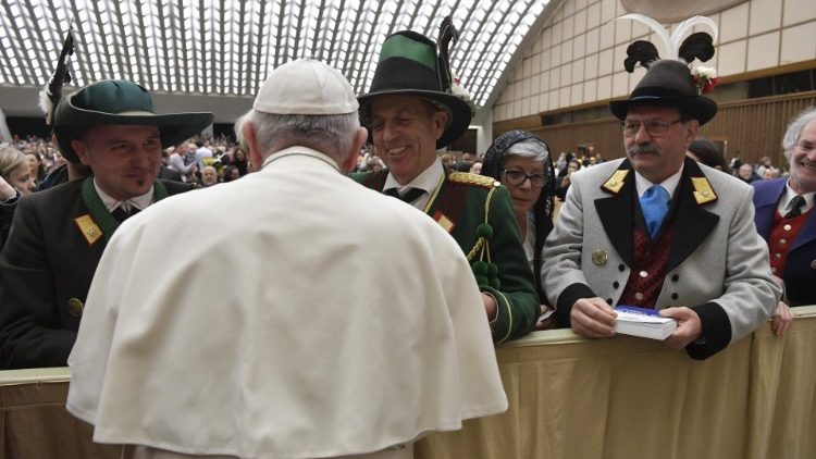 Papst Franziskus mit seinen Gästen aus Tirol