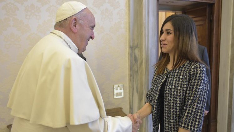 Папа Франциск и Надя Мурад на встрече в Ватикане 26 августа 2021 г.