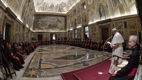 Il Papa alla Curia: gravi scandali nella Chiesa ma la luce è più forte delle tenebre