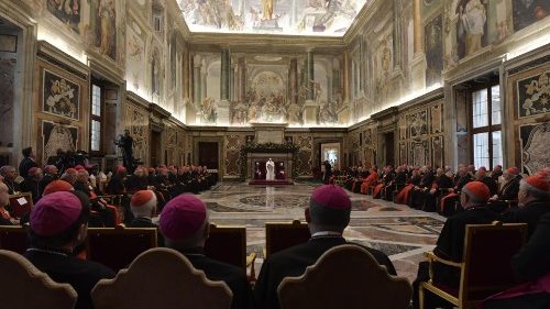 Папа - Римской Курии: Церковь переживает трудный момент, но свет побеждает тьму