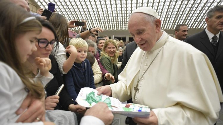 Pāvests tiekas ar Vatikāna darbiniekiem un viņu ģimenēm