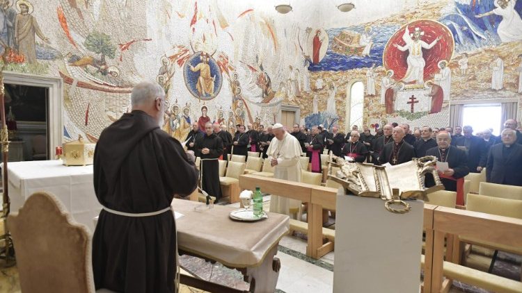 V molitvi pred tretjo adventno pridigo p. Ranieara Cantalamesse v kapeli Redemptoris Mater v Vatikanu.