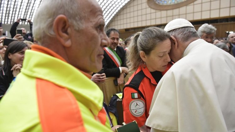 Pāvests tiekas ar Itālijas civilās aizsardzības pārvaldes darbiniekiem