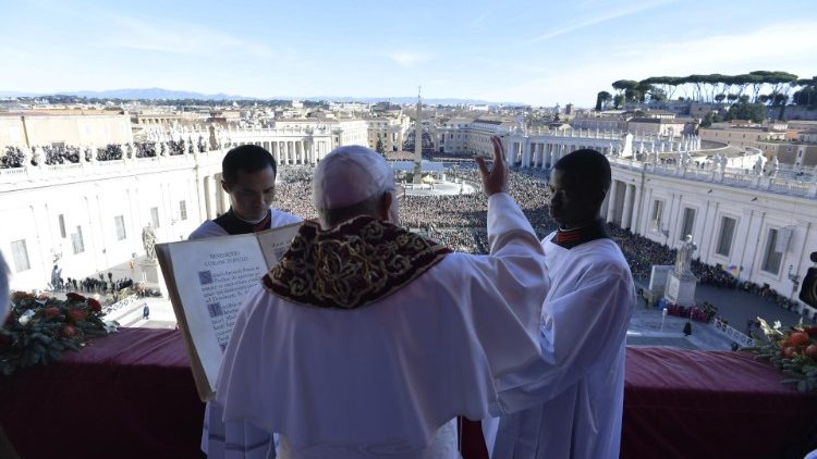 Pope Francis delivers the Christmas Urbi et Orbi blessing