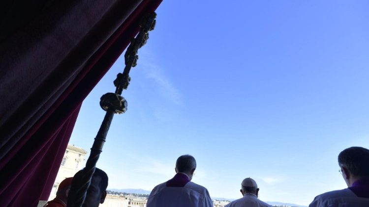 Feierlich: Franziskus bei einem Urbi-et-Orbi-Segen am Petersplatz