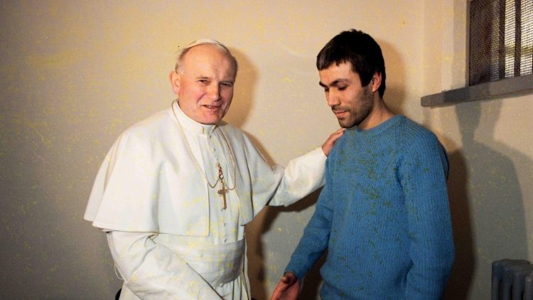 Johannes Paul II. mit seinem Attentäter Ali Agca 1983 in einem römischen Gefängnis