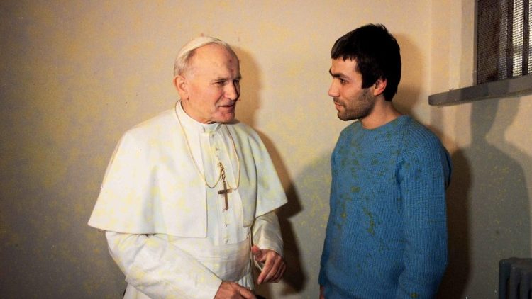  Papa Wojtyla viziton, në burgun Rebibbia, atentatorin, Ali Agca