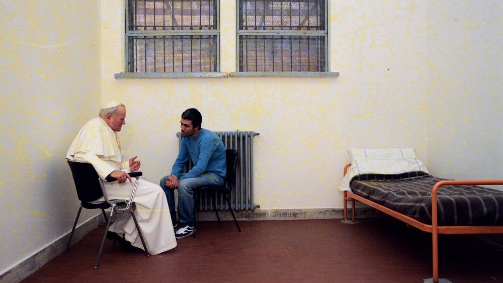 Jonas Paulius II nuteistą Mehmet Ali Ağca aplankė Rebibbia kalėjime Romoje 1983 gruodžio 27 d. 