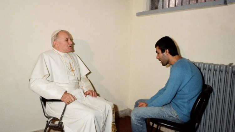 لقاء البابا يوحنا بولس الثاني مع علي أقجا