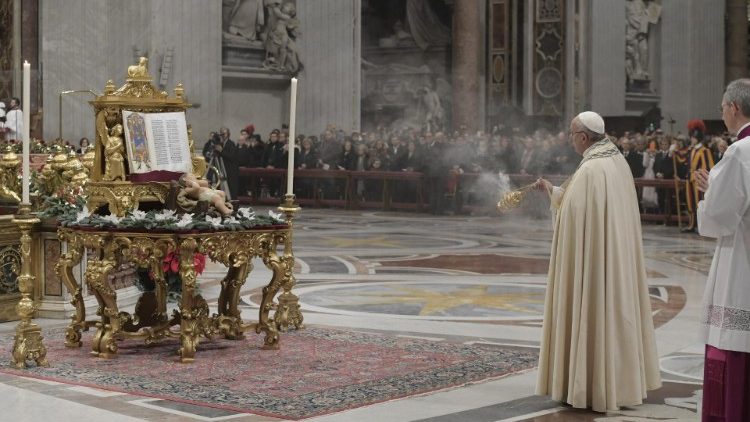 Papež je v baziliki sv. Petra vodil slovesne večernice pred praznikom Marije, svete Božje Matere