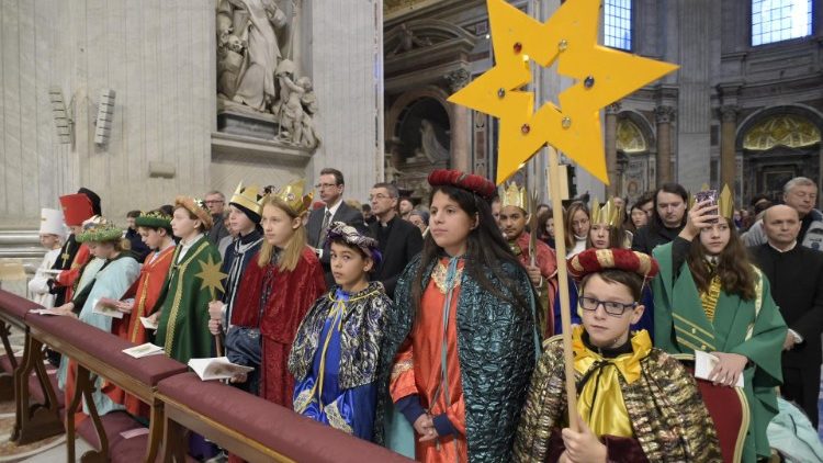 Magyar betlehemezők a második sorban a pápa újévi szentmiséjén