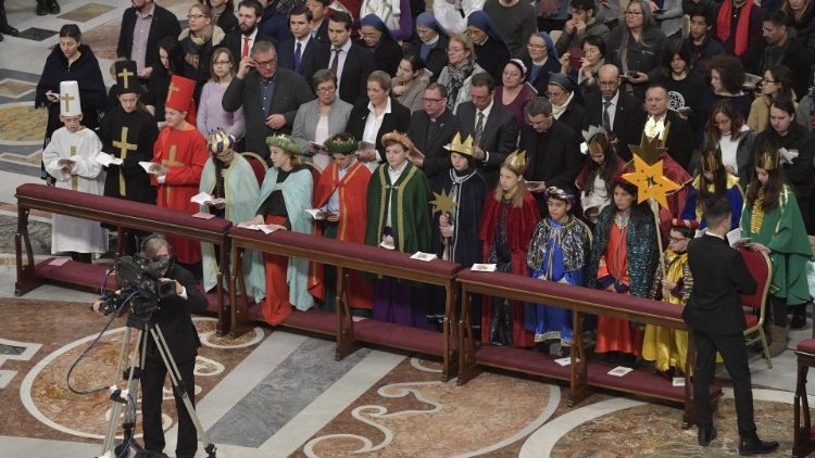 Ferenc pápa újévi szentmiséjén európai betlehemzők Háromkirályok öltözetben, köztük magyar fiatalok