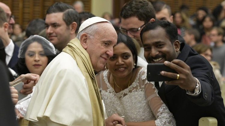 Pope Francis poses for a selfie with a newly married couple 02-01-19