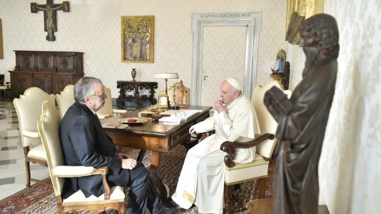 Le fondateur de la Communauté de Sant'Egidio, Andrea Riccardi, en conversation avec le Pape François le 5 janvier 2019 au Vatican.