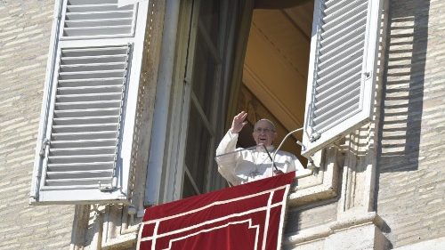 Pope at Angelus: ‘Epiphany opens us to newness of Jesus’