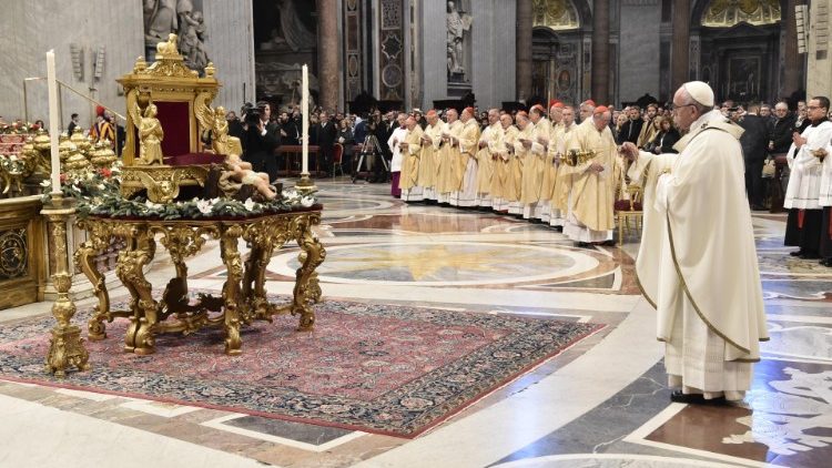 Le Pape bénissant l'Enfant Jésus lors de la messe de l'Épiphanie.