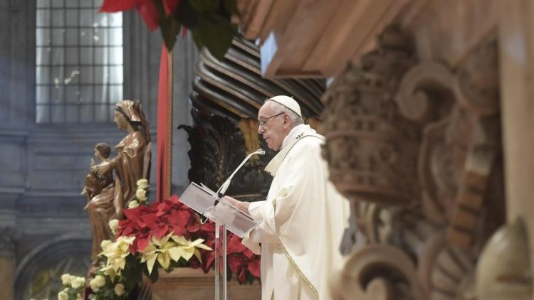 Papež Frančišek med homilijo na praznik Gospodovega razglašenja v baziliki sv. Petra.