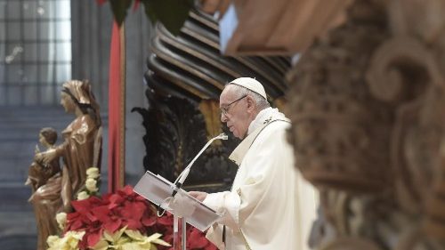 Pope at Epiphany Mass: God’s gentle light shines in humble love
